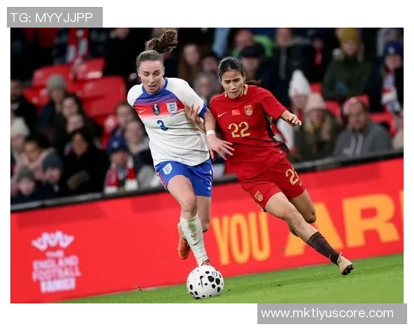 中国国家女子足球队抵达伦敦全力备战与英格兰女足的国际友谊赛